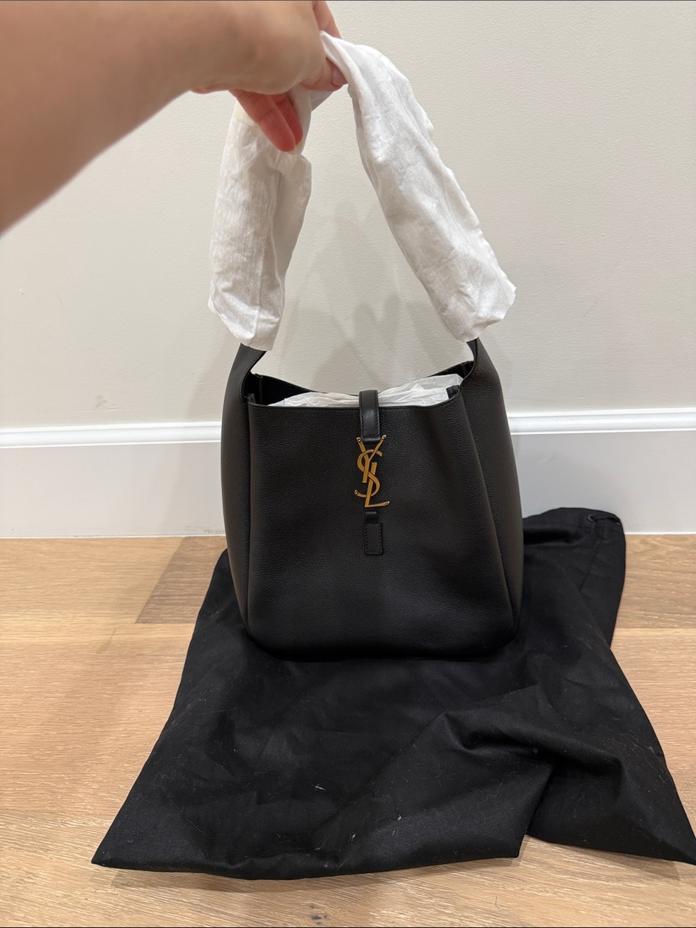 Brand new authentic YSL le 5 a 7 small supple bag